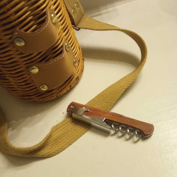 Wicker Wine Barrel Basket with shoulder strap and bottle opener - Picture 3 of 5